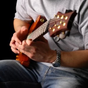 Lecciones elementales el tocar la guitarra